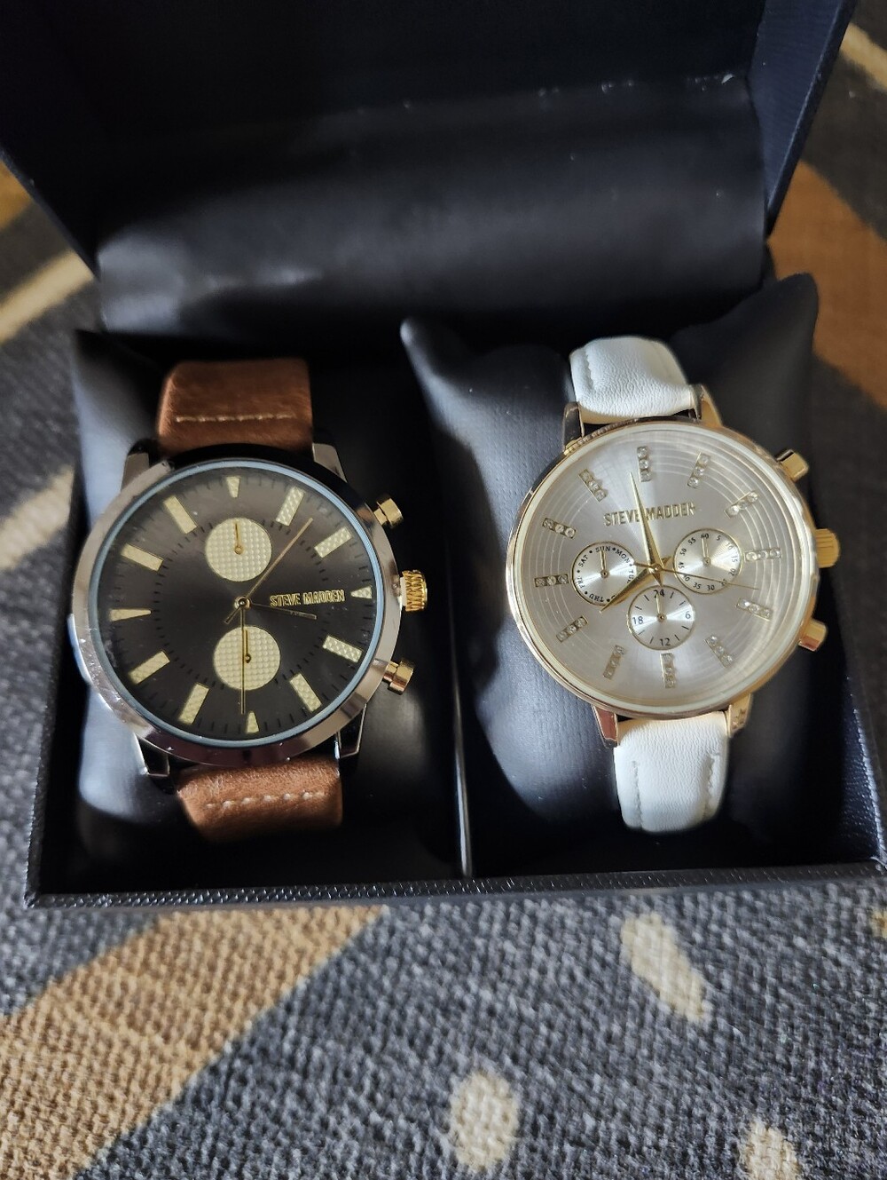 NWT Steve Madden His & Hers Dual Watch Gift Set Black & Gold